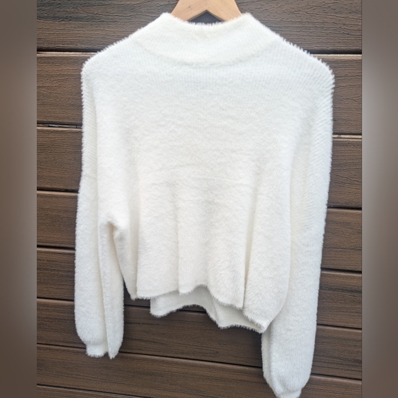 Truth by Republic White Fuzzy Sweater - Size Medium NWT - Picture 1 of 4